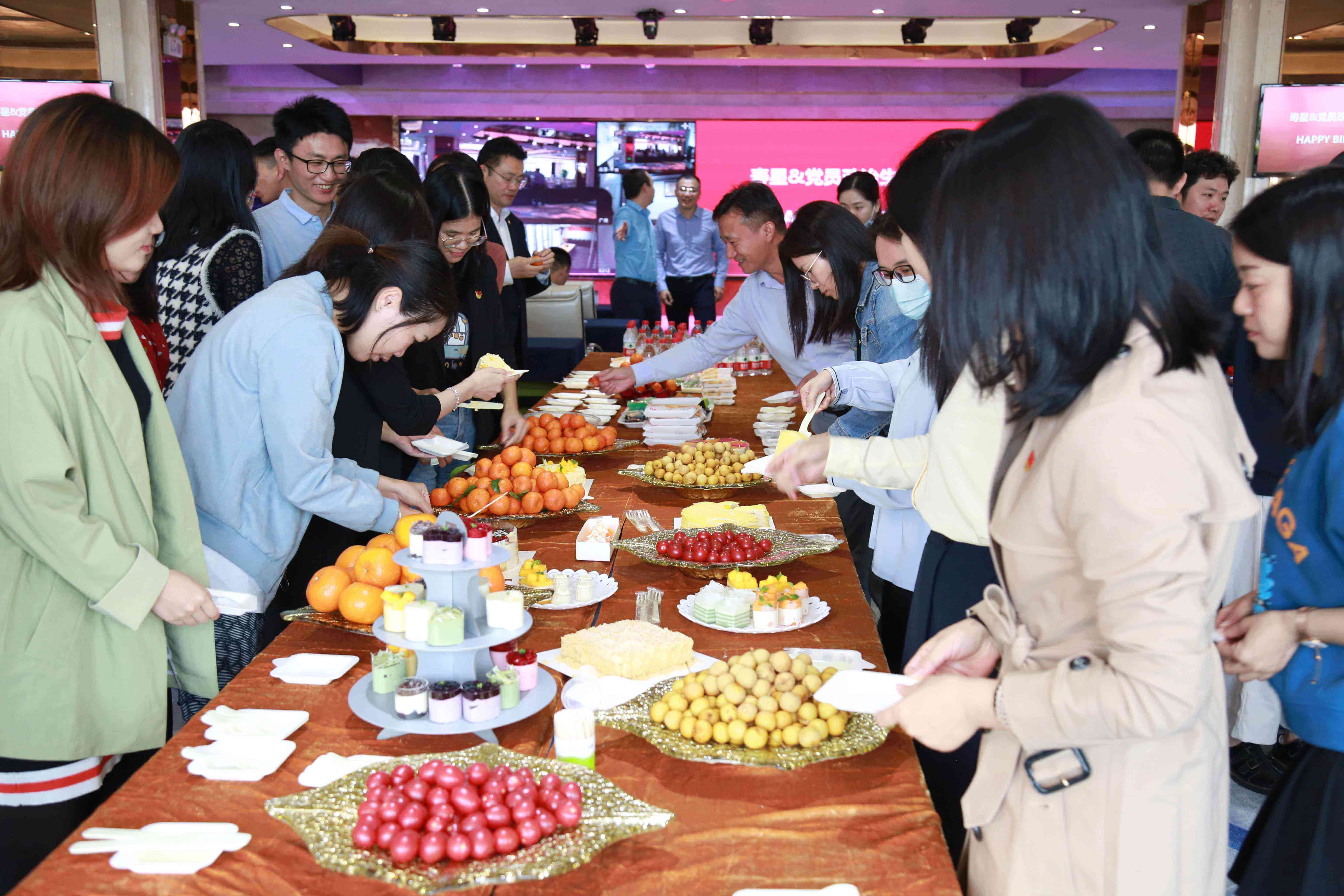 企业党建与文化相融合，点亮员工生日会